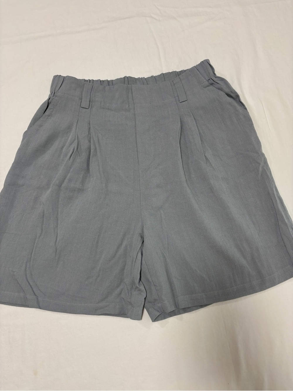 HALARA Soft Gray Pleated Bermuda Shorts